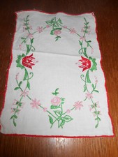 Petit napperon festonné et brodé de fleurs, en coton, 27,5 cm X 19cm