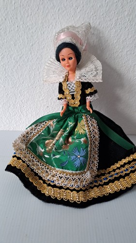 Belle poupée folklorique