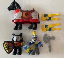 Lego Duplo, 2 chevaliers +cheval noir + étendards + accessoires 
