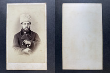 Monsieur à lunettes et toque