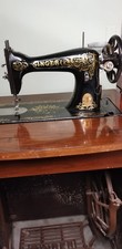 meuble avec une machine à coudre Singer F2025301