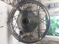 Roue avant HONDA CB77 rayonnée sur une jante aluminium AKRON