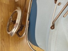 landau de poupée avec un poupon. L 84 l 35 h 65 capote fermée.