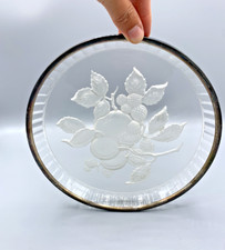 Plat ancien en verre gravé