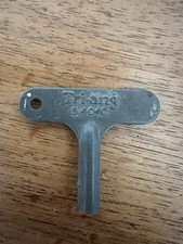 Clef Remontoir Jouet en Tôle ou Mécanique TRI-ANG