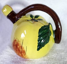 Petite théière en faïence de Quimper Henriot signée Victor Lucas, forme de pomme