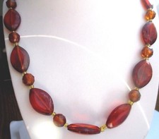 collier ancien perles résine couleur ambre fermoir en cabochon bijou vintage 750