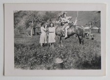 Deux hommes à cru cheval amusés - Photo ancienne snapshot 1948