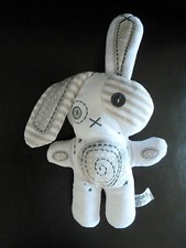 *. DOUDOU PELUCHE TAPE A