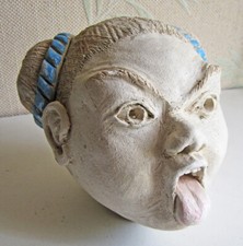 SCULPTURE DE TÊTE en colère qui tire la langue. Art Singulier, Outsider Art.