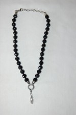 Collier Fantaisie Victoria perle à facette noire , pendentif sabot