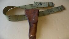 Lot d’une ceinture US kaki M-1936, un holster type colt 45 ou 1911 et une trouss