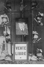 WW2 - Le portrait du Maréchal Pétain dans un magasin de chaussures à Paris
