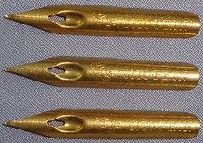 LOT N°25  3 PLUMES BRAUSE