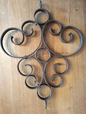 Fer forgé, volutes décoratives, support d'enseigne, suspension