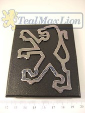 Ecusson (lion) de calandre Peugeot 504 camionnette Argentine (504 R17/R18/R48)