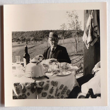 Homme à table, déjeuner jardin, chapeau, vin - Photo vintage snaphsot c. 1955
