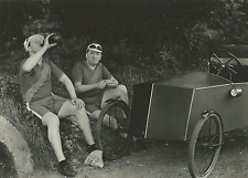 Deux hommes en tenue de sport avec un vélo tricycle ou side-car, identifier Vint