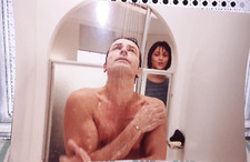 Sublime et Vraie GRANDE photographie brillante Alain Delon sous la douche !
