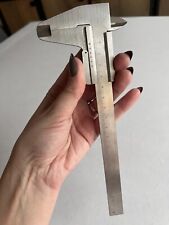 Pieds à coulisse, étrier de