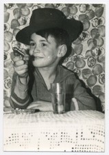 Snapshot Photo originale vintage Enfant pistolet chapeau décor motif - SA204