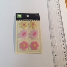 Making Memories Bella Flower set of buttons. #6