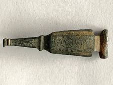 LOT DE 1  OBJET  ANTIQUE- FIBULE  AVEC MOTIFS  GEOMETRIQUES -  3,5  GR - 4,5 CM