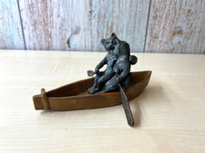 Sculpture en bronze De deux chats dans un bateau à rames  d'après Franz Bergman