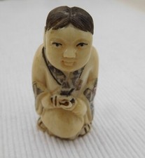 BEAU NETSUKE OS DE BOVIN JEUNE HOMME  PORTANT UN BALLOT SCULPTURE 55MMS NETT LOT