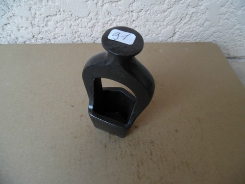 Old tool outil - /,