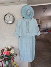 ensemble robe blazer chapeau