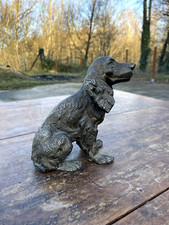 Sculpture de chien vieux sans
