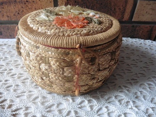 Ancienne boite ouvrage ronde - ouvrage,