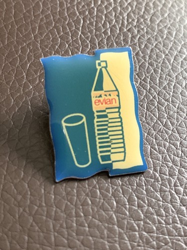 Pin bouteille eau evian - pin’s,