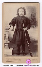 ENFANT EN POSE AVEC UN JOUET CARABINE, TOY, RIFLE, CDV CHARRIÈRE à PARIS  -N27