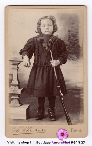 Enfant pose avec jouet - avec,