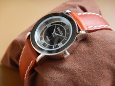 ORIGINALE MONTRE NEUVE MIROIR PLATE MAGNA CARTA GRAVÉE VILLE DE SCEAUX ACIER