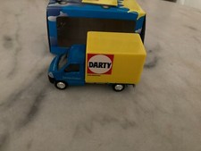 Lot deux véhicules Darty dans