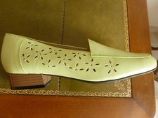 BEAUX MOCASSINS NEUFS AUTHENTIQUES MARQUE " DAMART " CUIR PISTACHE  T 37 GRAND