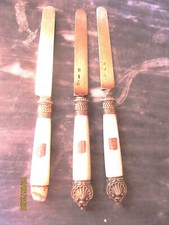 TROIS COUTEAUX VERMEIL ET NACRE ARMORIES POINCON VIEILLARD A REPARER