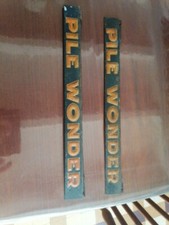  PILES. WONDER 2 PlaqueS Toles