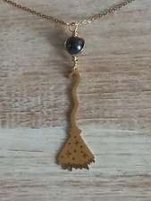 Collier balai de sorcière et