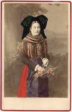 Alsacienne en coiffe noire
