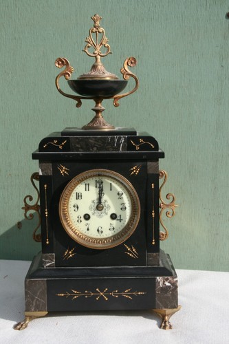 Lourde pendule ancienne - lourde, ancienne.