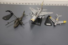 Lot de 3 aéronefs militaires 2 avions et 1 hélicoptère miniatures en métal
