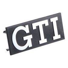 Sigle GTI chromé sur fond