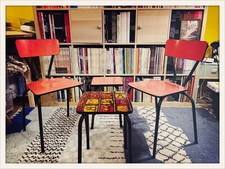 Paire De chaises En formica Rouge + Tabouret et Tabouret ou petite table basse.