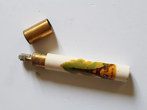 Ancien briquet essence de - a,