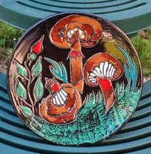 ANCIENNE ASSIETTE EN TERRE CUITE ÉMAILLÉE DÉCOR CHAMPIGNONS 
