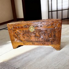 Coffre chinois sculpté à la